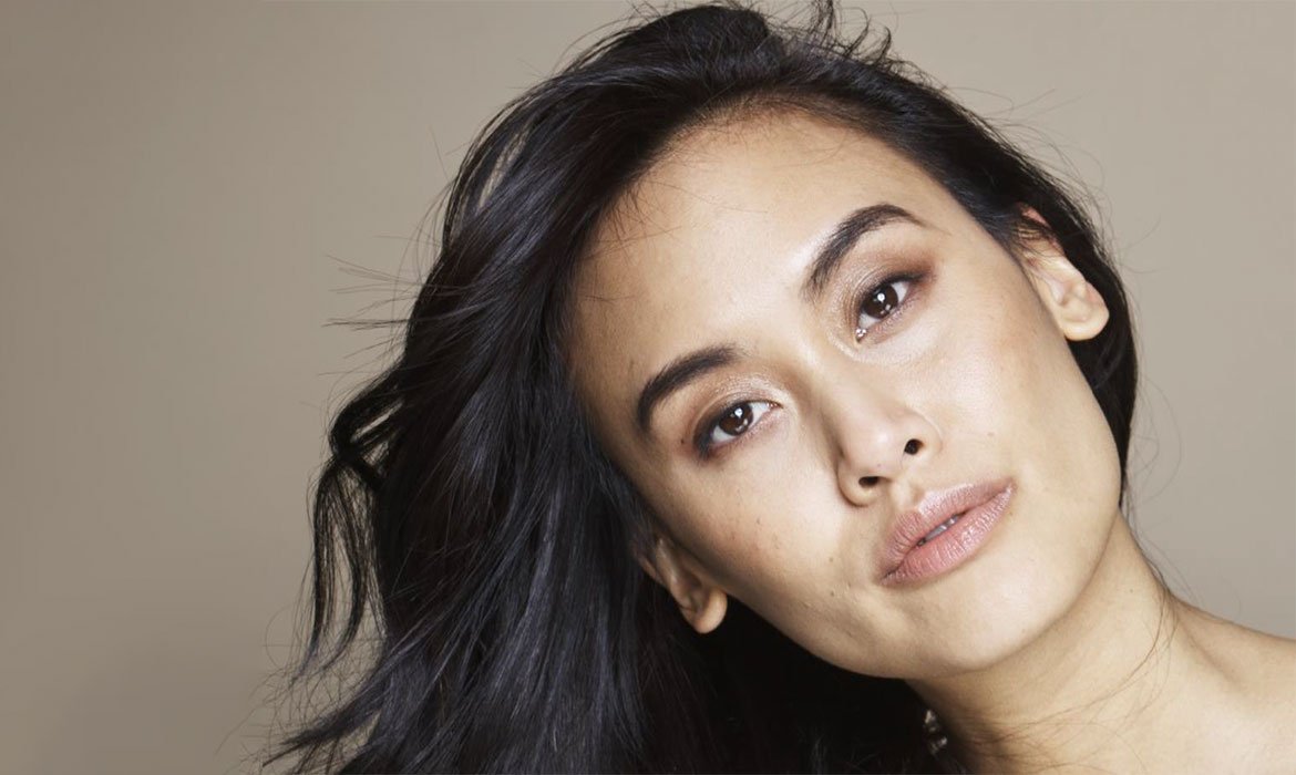 ¿Un pelo color moka versión más oscura? Lo tienes en el tono 2u Universal Darkest Brown de la gama Universal Nudes Excellence Creme de L’Oréal Paris.